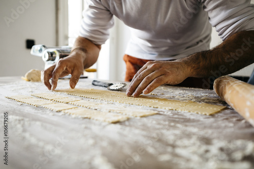 Photographie Faire des raviolis sur une table et des outils en bois
