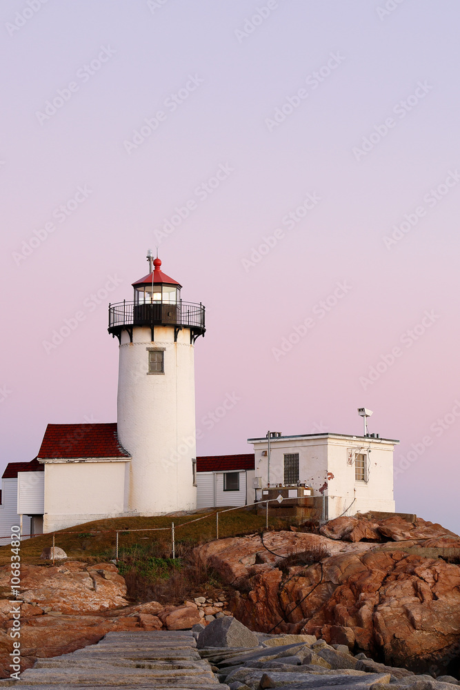 Foto Eastern Point Lighthouse at Gloucester at Sunset, Massachusetts ...