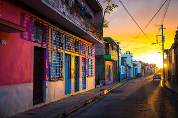 CAMAGUEY, KUBA - Strasse in der historischen Altstadt bei Sonnenuntergang