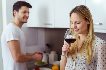 Canvas Print - paar bereitet das abendessen zu