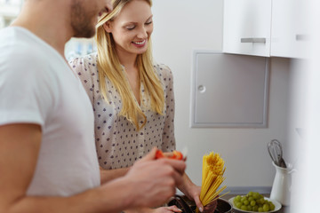 Canvas Print - paar kocht zusammen spaghetti