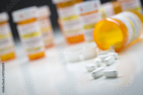 Fotografía Detrás de frascos de medicamentos Píldoras que desbordan la botella Fallen
