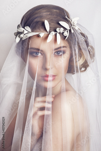 Cuadros en Lienzo Beautiful bride with fashion wedding hairstyle - on white background