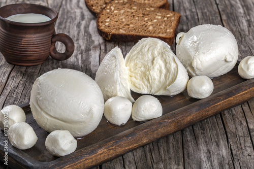 Fotomural Bolas de mozzarella y taza de arcilla con leche
