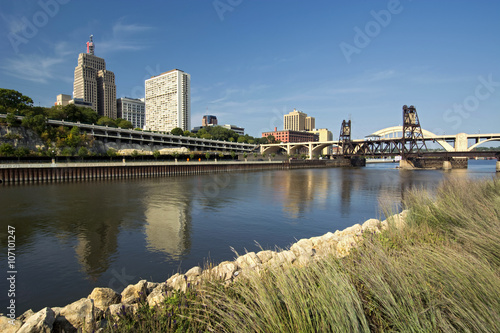 Fotografía Railroad track and Robert Street Bridge from Raspberry island