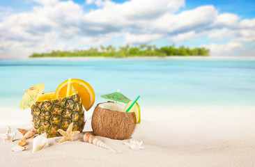 Wall Mural - Sandy tropical beach with summer drinks