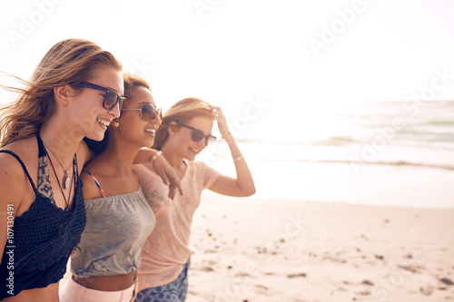 Zdjęcie XXL Szczęśliwe młode kobiety chodzi na plaży