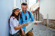 Leinwanddruck Bild - Tourists with map sightseeing city