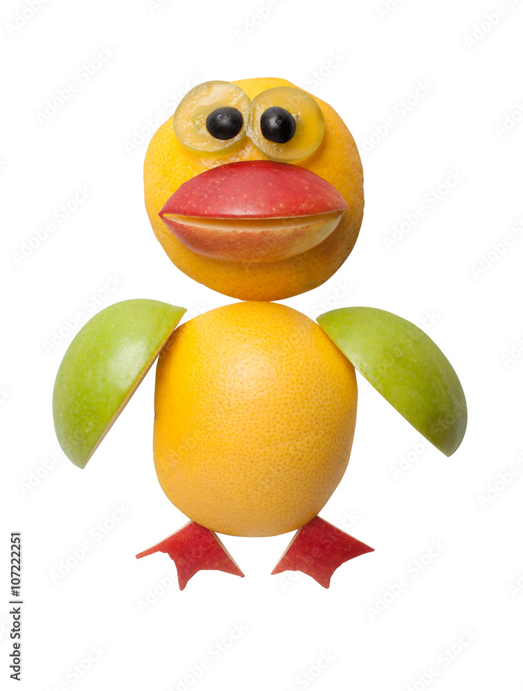 pingwin-zrobiony-z-owocow-na-bialym-tle