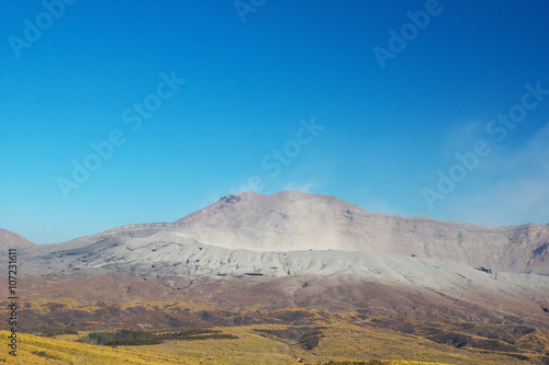 Fotografia, Obraz View of Mt. Aso that is spewing smoke at Autumn