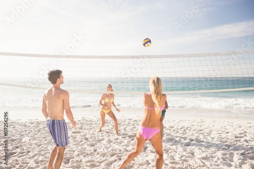 Zdjęcie XXL Przyjaciele gry w siatkówkę plażową