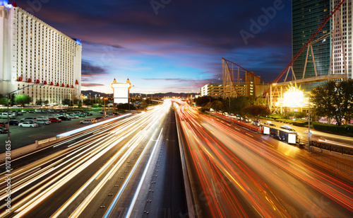 Zdjęcie XXL ruch zajęty na drodze i nowoczesne budynki na fioletowym niebie w las vegas