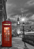 Fototapeta Londyn - Rote Telefonzelle vor dem Big Ben in London bei Nacht