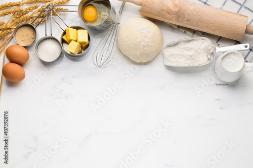 Fotografía Baking cake with dough recipe ingredients