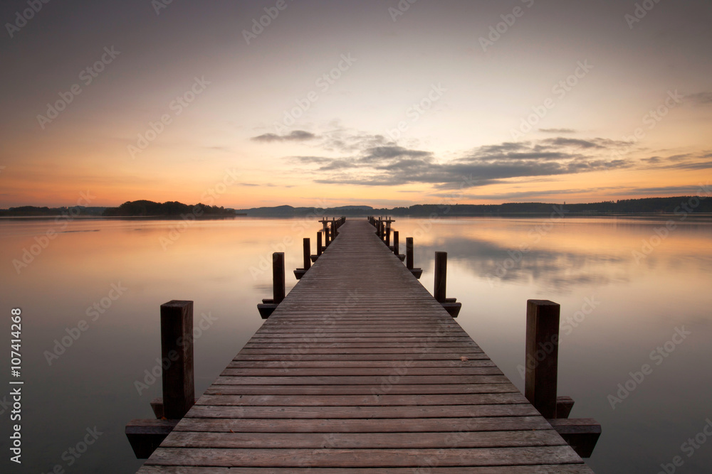 Holzsteg am See zum Sonnenaufgang, ein Sommermorgen - obrazy, fototapety, plakaty 