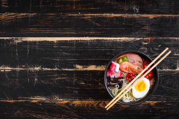 Wall Mural - Asian noodle soup in a black bowl