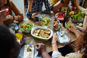 Canvas Print - Friends at table