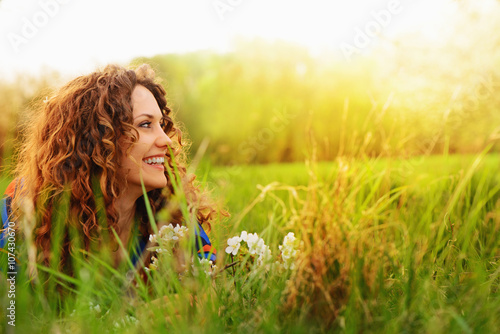 Fotografía Pretty smiling girl relaxing outdoor