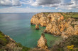 traumhafte Urlaubsstimmung an den farbenfrohen Stränden der Algarve, Portugal
