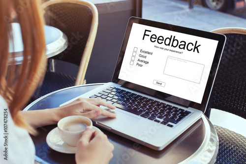 Fotografía feedback concept, write review online, rating on internet
