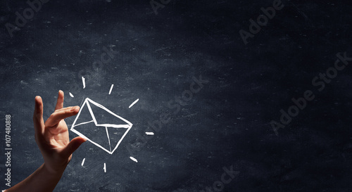 Fotografía mailing list drawn by hand isolated on blackboard