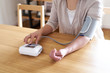 血圧を測る女性