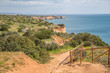 Traumhafte Klippenwanderung an der Küste der Algarve, Portugal