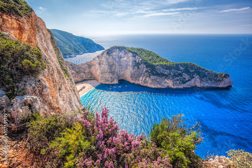 Naklejka samoprzylepna Navagio plaża z wraku i kwiaty przed zachodem słońca na wyspie Zakynthos w Grecji