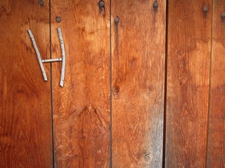 Solide braune Tür aus Massivholz an der Toilette für Herren im Bauernhausmuseum im Stadtteil Olderdissen in Bielefeld am Hermannsweg im Teutoburger Wald in Ostwestfalen-Lippe