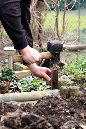 Pflock Beetbegrenzung Im Garten Bauen Buy This Stock Photo And