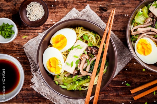 Obraz na płótnie canvas Makaron ramen z jajkami, tofu i grzybami