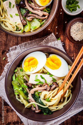 Obraz na płótnie canvas czteroczęściowy "tetraptyk" Makaron ramen z jajkami, tofu i grzybami