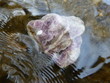 крупный сиреневый камень флюорит в холодной воде