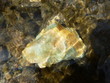 зеленый камень в холодной воде