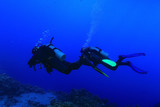 Fototapeta Do akwarium - divers underwater the sea