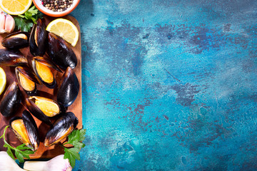 Wall Mural - mussels with parsley and lemon