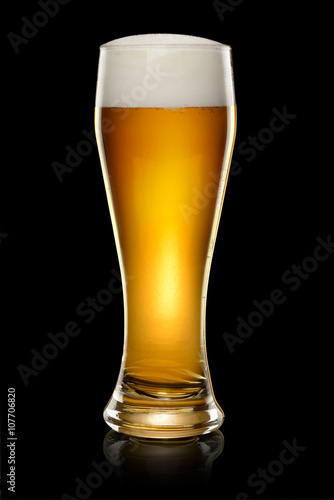 Verre de bière sur le noir Poster Mural XXL