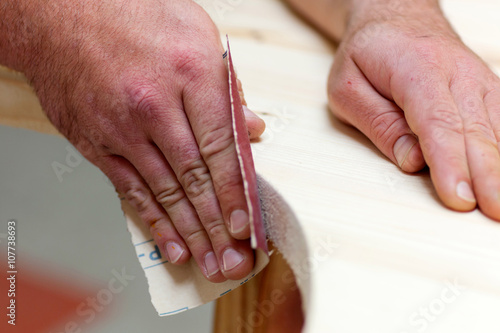 Holz schleifen – kaufen Sie dieses Foto und finden Sie ähnliche Bilder