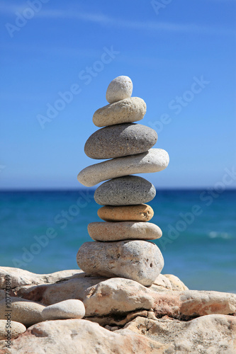 Nowoczesny obraz na płótnie totem piedras zen playa equilibrio1137-f16