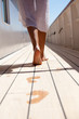 © plprod - jambes de femme marchant sur le pont d'un bateau