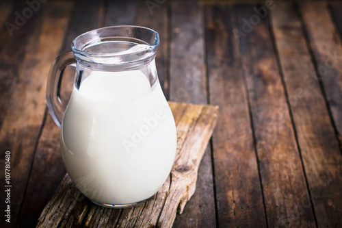 Fotomural La leche fresca en la jarra sobre la mesa