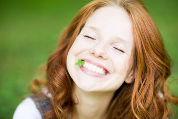 Sticker - Frau mit Kleeblatt in der Natur