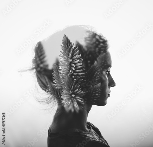 Tapeta ścienna Twórczy podwójnej ekspozycji z portret młodej dziewczyny i kwiaty, monochromatyczne