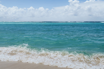 Wall Mural - Wellen und Wasser Hintergrund mit Strand am Meer in blau, beige, türkis.