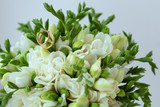 Fototapeta Tulipany - кольца на цветах