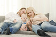 © S.Kobold - Familie mit Smartphone