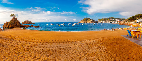 Fototapete - Sand beach Platja Mar Menuda, Badia de Tossa bay and fortress Vila Vella in the morning, Tossa de Mar on Costa Brava, Catalunya, Spain