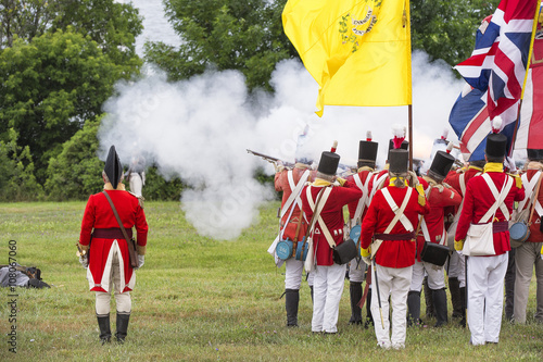 Foto kingston, ontario - july 1: soldiers marching to battle during a
