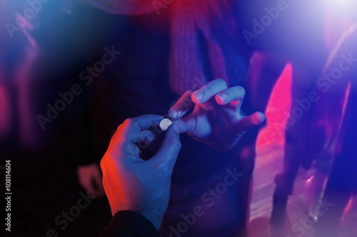 Photographie teenager buying molly drug during spring break party