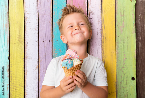 Fotografía Junge isst eis im sommer